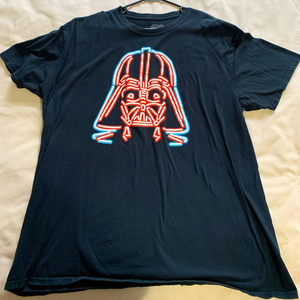 Men’s 2XL Black Red/Blue light Darth Vader short sleeve tee/ in good condition